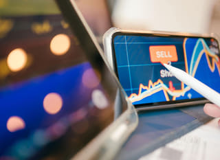 Operador multimercado revisando alternativas en Bitcoin, Ethereum y forex